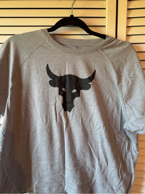 Under Armour Tops - Under Armour Women's Gray Muscle Tee with Black Bull Graphic